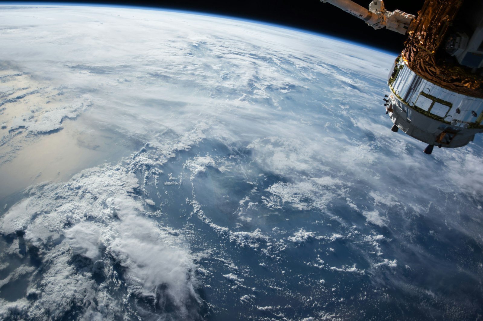 Vista de la Tierra desde el espacio con cobertura satelital